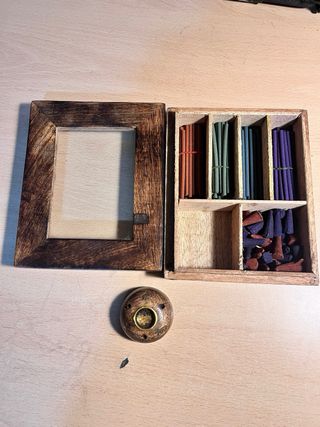 Scatola in legno con incenso e bruciatore