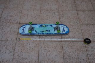 Skate preto com rodas verdes