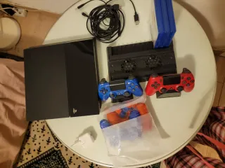 PS4 (PlayStation 4) Negra + Accesorios