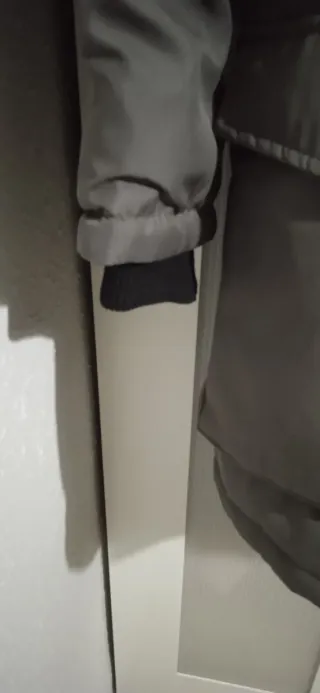 Chaquetón gris capucha pelo hombre