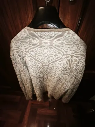 Chaqueta de punto beige y crema con hilitos dorado