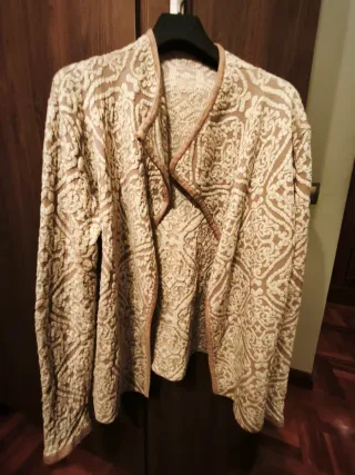Chaqueta de punto beige y crema con hilitos dorado