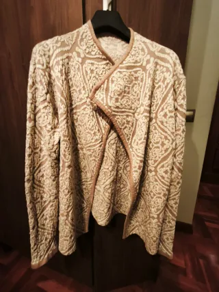 Chaqueta de punto beige y crema con hilitos dorado