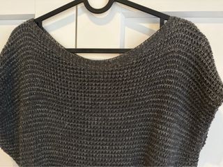 Vestido midi gris con cadena dorada