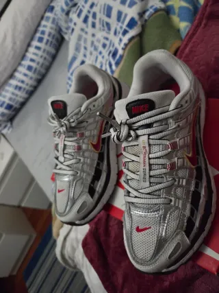 Nike P6000 Swoosh Rojo Plata