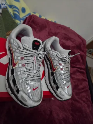 Nike P6000 Swoosh Rojo Plata