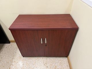 Mesa en L y armario para oficina