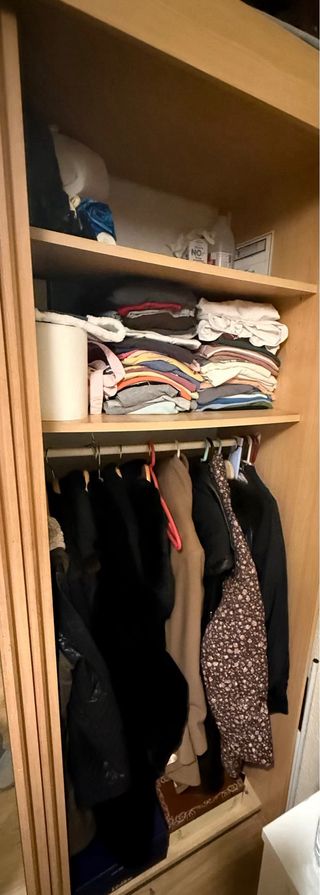 Guardaroba con ante scorrevoli in legno e vetro