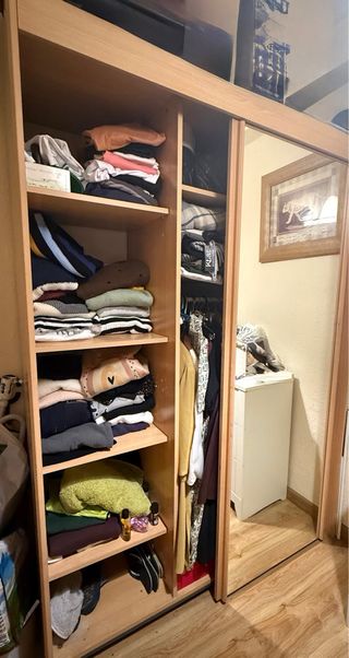 Guardaroba con ante scorrevoli in legno e vetro