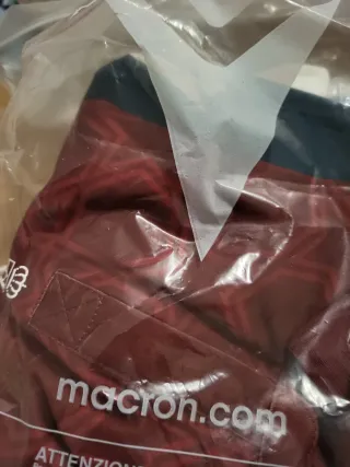 Camiseta Macron Roja y Azul