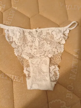 Braguita de encaje blanca