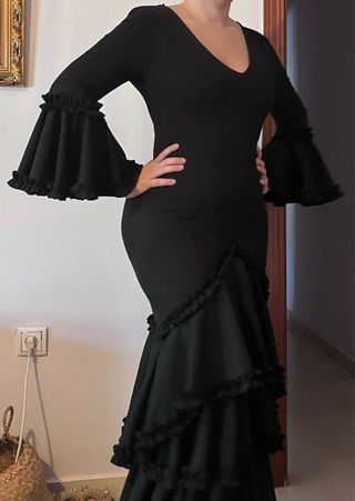 Traje de flamenca negro con volantes