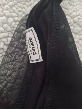 Camiseta negra con transparencias