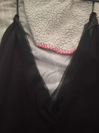 Camiseta negra con transparencias