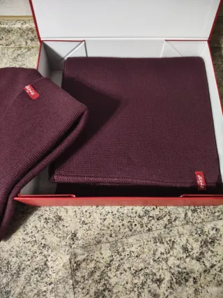 Set Levi's cappello e sciarpa colore bordeaux