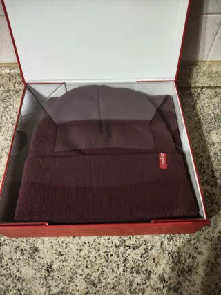 Set Levi's cappello e sciarpa colore bordeaux