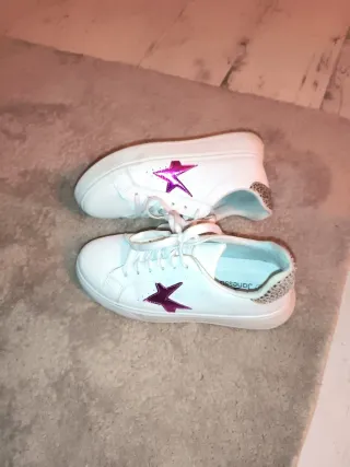 Scarpe sportive bianche con stella viola