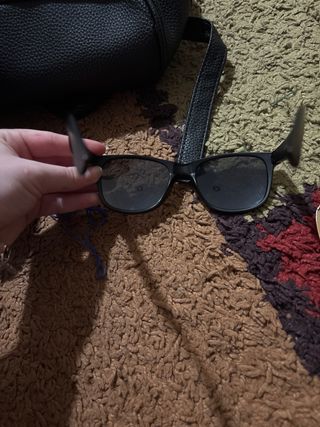 Gafas de sol negras y plateadas