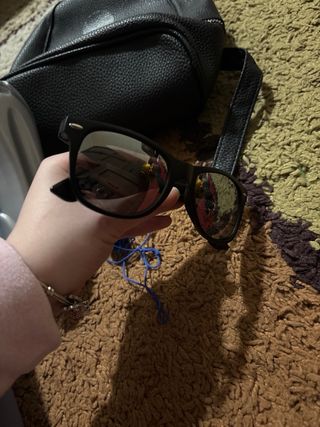 Gafas de sol negras y plateadas