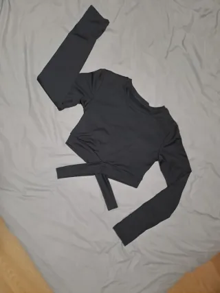 Top deportivo negro manga larga