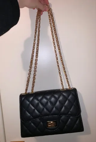 Borsetta trapuntata nera con dettagli oro