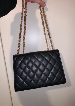 Borsetta trapuntata nera con dettagli oro