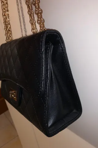 Borsetta trapuntata nera con dettagli oro