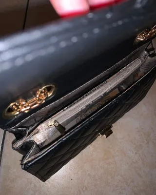 Borsetta trapuntata nera con dettagli oro