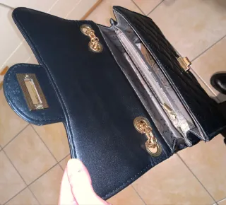 Borsetta trapuntata nera con dettagli oro