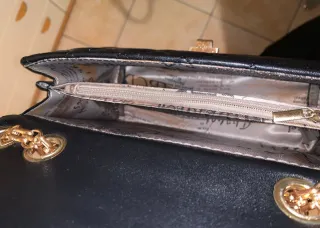 Borsetta trapuntata nera con dettagli oro