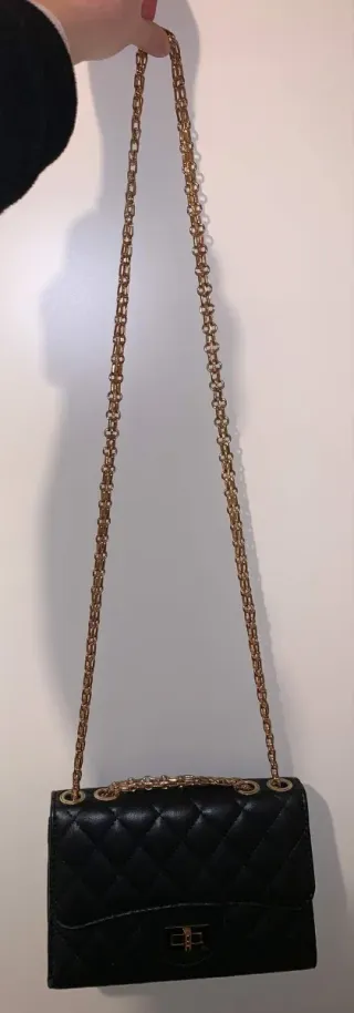 Borsetta trapuntata nera con dettagli oro