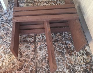 Estantería de madera marrón