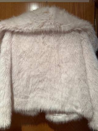 Chaqueta pelo Stradivarius blanca.