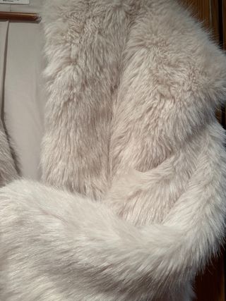 Chaqueta pelo Stradivarius blanca.