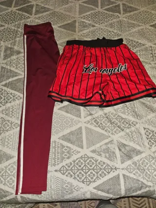 Mallas rojas y blancas con chándal corto rojo.