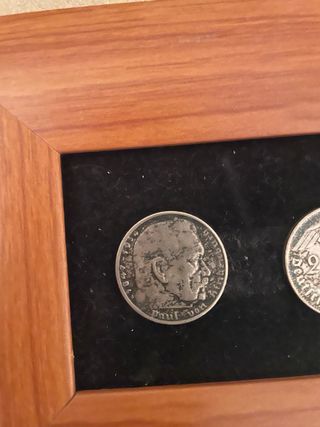 Monete in dollari, pesos, sterline e marchi