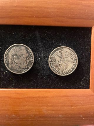 Monete in dollari, pesos, sterline e marchi