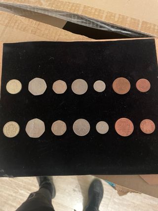 Monete in dollari, pesos, sterline e marchi