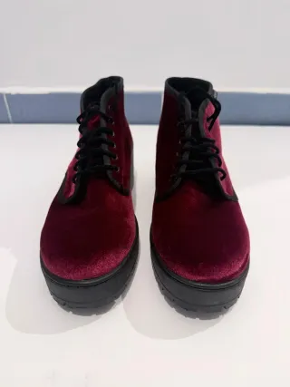 Botín Terciopelo Victoria Rojo y Negro