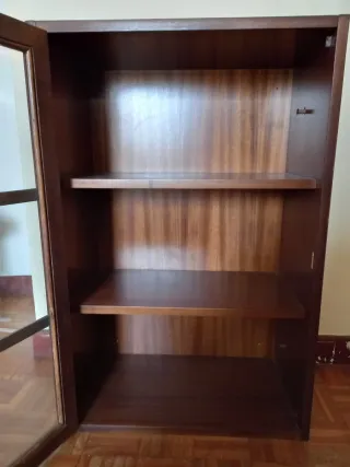 Vitrina de madera y cristal oscura