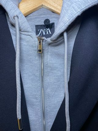 Abrigo Zara Negro con Capucha Gris