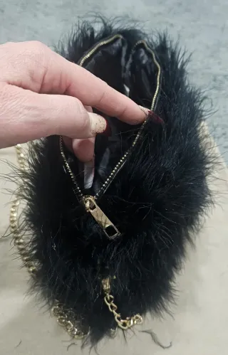 Bolso de fiesta negro con cadena dorada