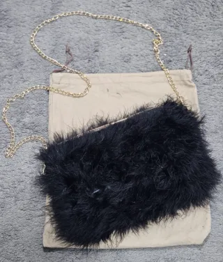 Bolso de fiesta negro con cadena dorada