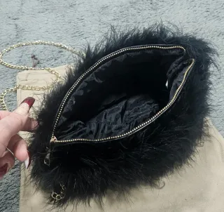 Bolso de fiesta negro con cadena dorada