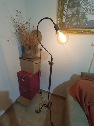 Lámpara de pie de forja negra