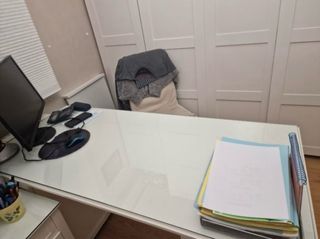 Escritorio de cristal y madera blanco