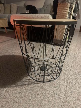 Mesita auxiliar metal y madera en perfecto estado.