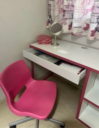 Escritorio y silla infantil rosa