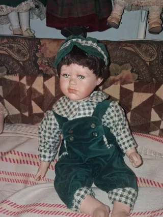 Bambola vintage in velluto verde e scozzese