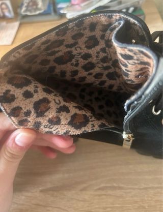 Botines negros con cordones y hebilla